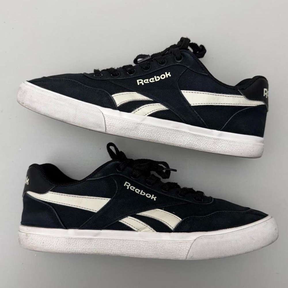 Reebok black sneakers with white stripes #trainers #athletic Size 9